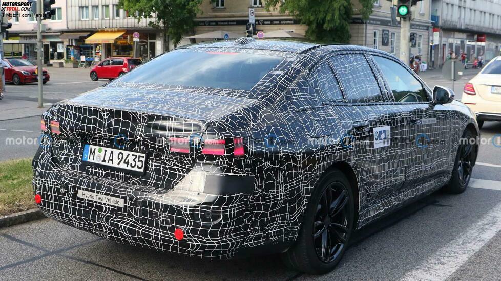 BMW 5er Limousine (2023) mit Serienleuchten erwischt