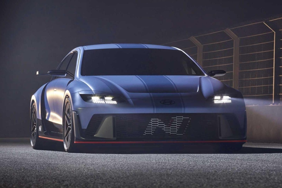 Designstudie R22Ne hat 430 kW starkes Allradsystem ? mit technischen Finessen
