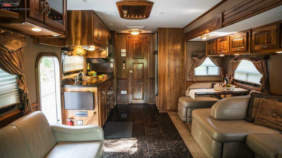 Freightliner Coronado Camper + Haulmark Garagen-Anhänger