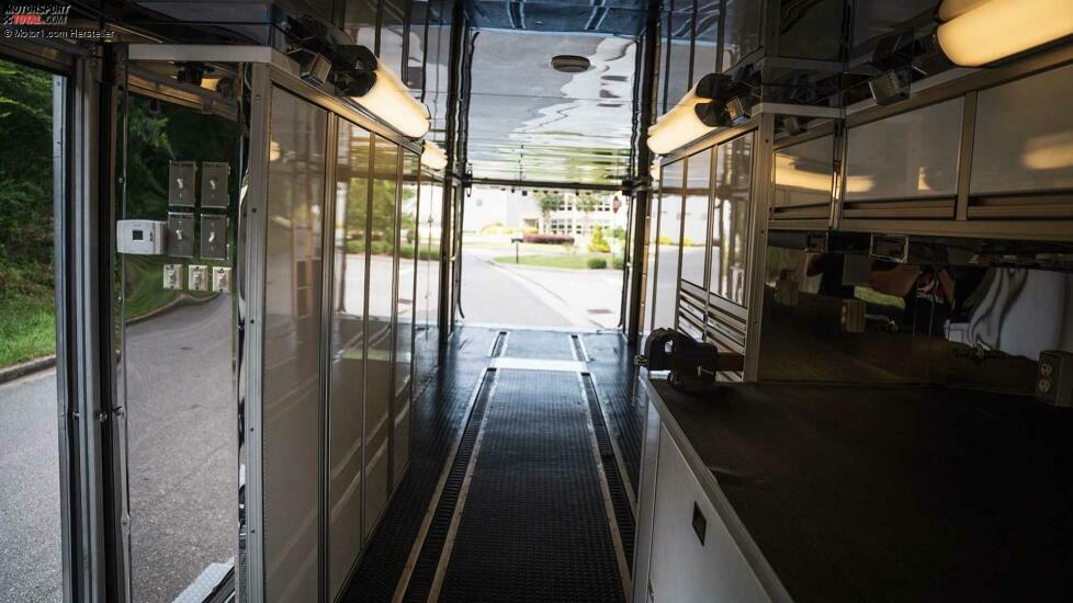Freightliner Coronado Camper + Haulmark Garagen-Anhänger