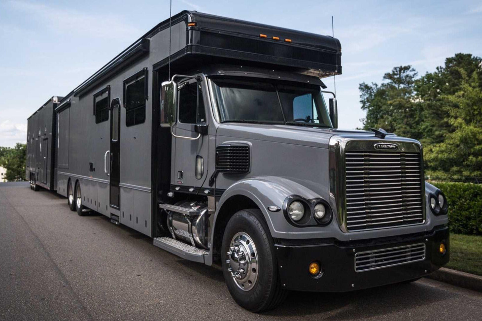 Freightliner ist bekannt für seine riesigen Sattelschlepper, aber die Fahrzeuge kann man auch in ein Wohnmobil mit einer mobilen Garage verwandeln