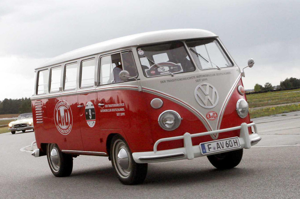 Der ehemalige Designer von Volkswagen do Brasil, Luiz Veiga, enthüllte zwei Entwürfe für ein Facelift des alten VW Bus T2 alias 