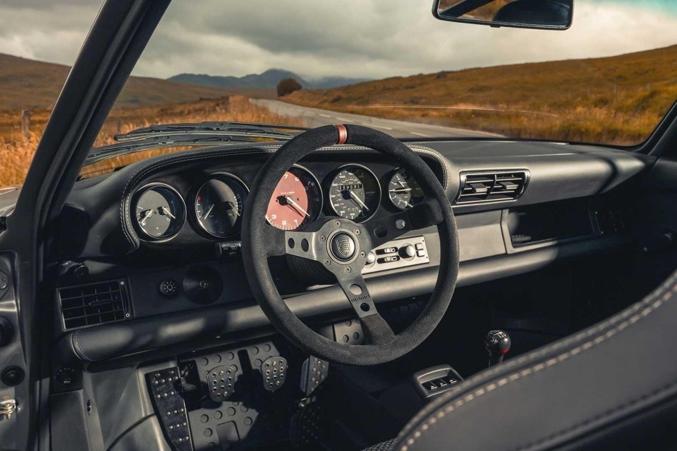 Bei dem Fahrzeug wurde ein Modell der 993-Generation mit modernen 911-Komponenten ausgerüstet
