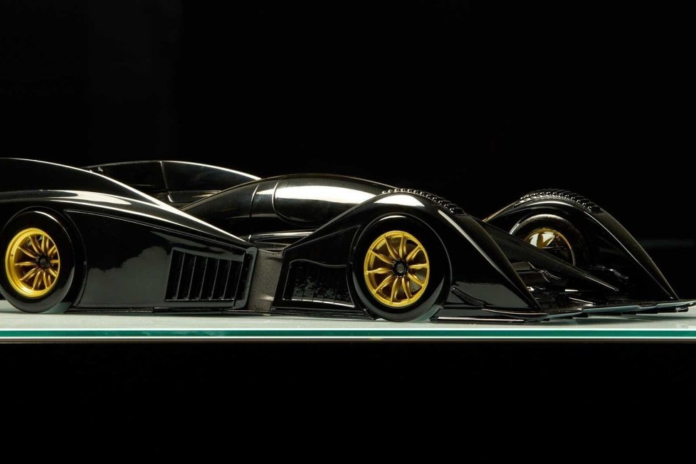 Der Einsitzer wird von einem V10 und einem Elektromotor angetrieben und versprüht starke Batmobil-Vibes ...