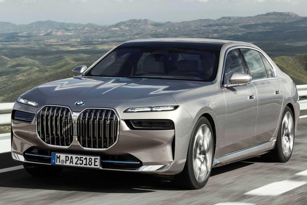Diese Elektro-Landyacht wiegt 2,715 kg, hat 540 PS und ein erstaunlich performantes Handling