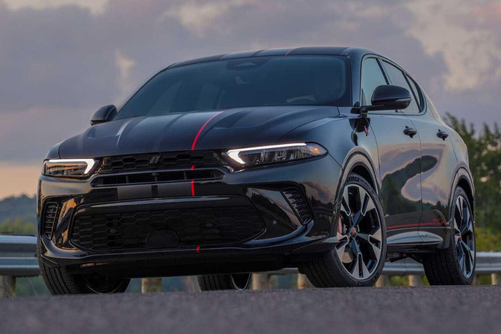 Dodge zeigt mit dem Hornet ein neues kompaktes SUV: Die Optik wirkt vertraut, denn es handelt sich um ein Derivat des Alfa Romeo Tonale.