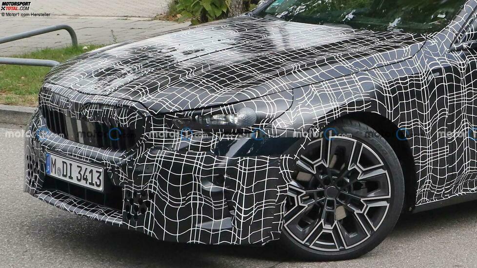 BMW 5er (2023) mit weniger Tarnung erwischt