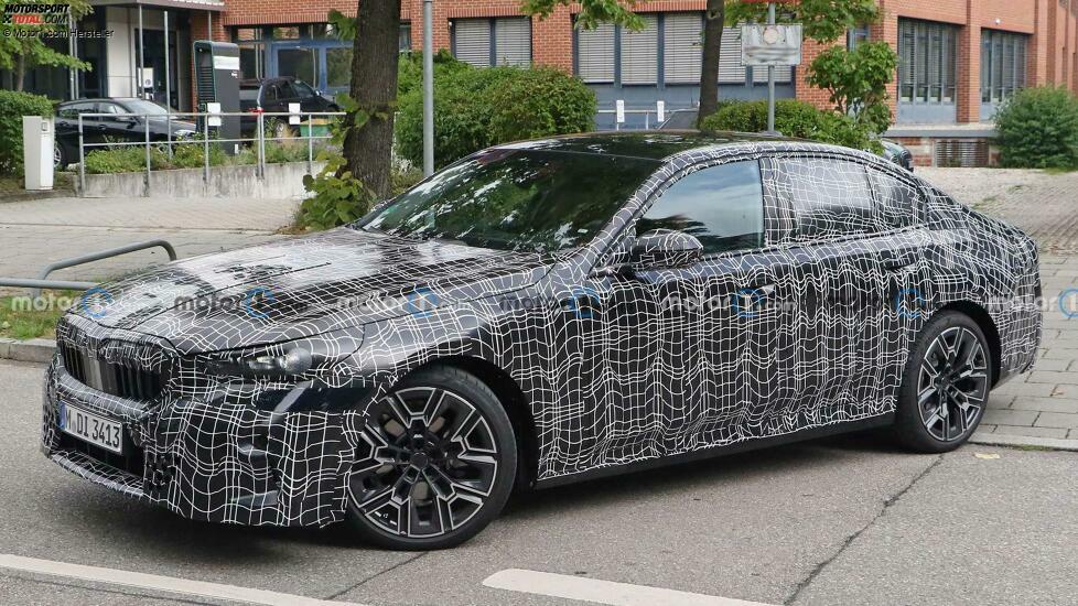 BMW 5er (2023) mit weniger Tarnung erwischt