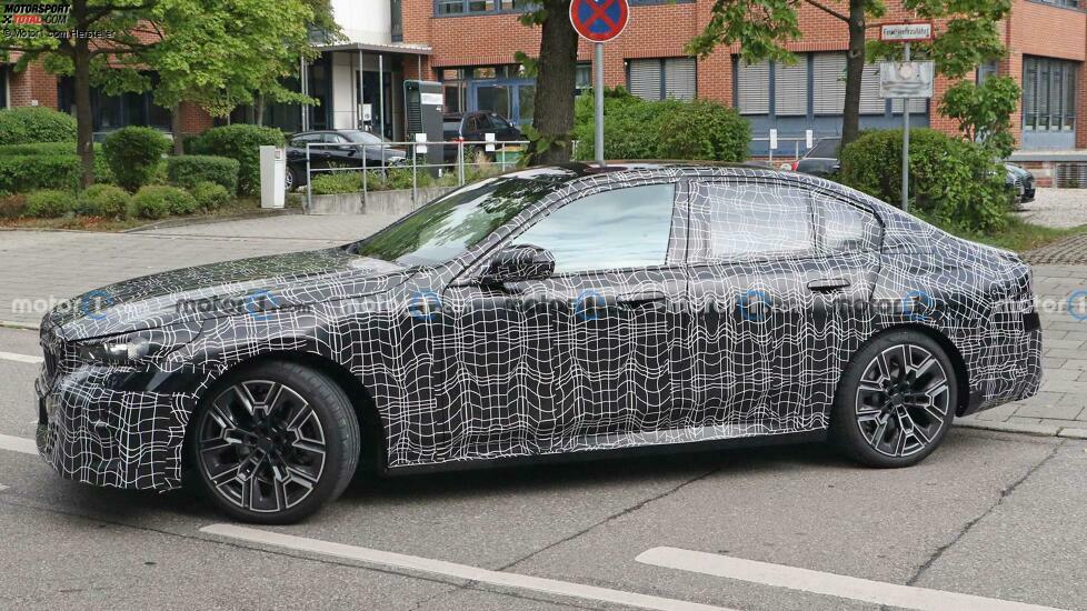 BMW 5er (2023) mit weniger Tarnung erwischt