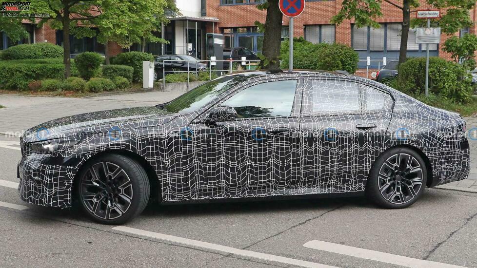 BMW 5er (2023) mit weniger Tarnung erwischt