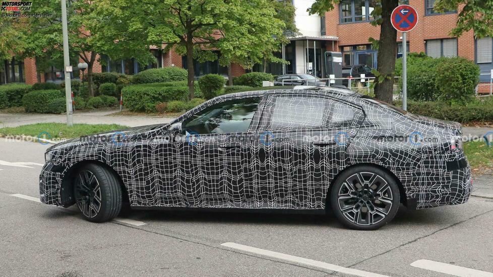 BMW 5er (2023) mit weniger Tarnung erwischt