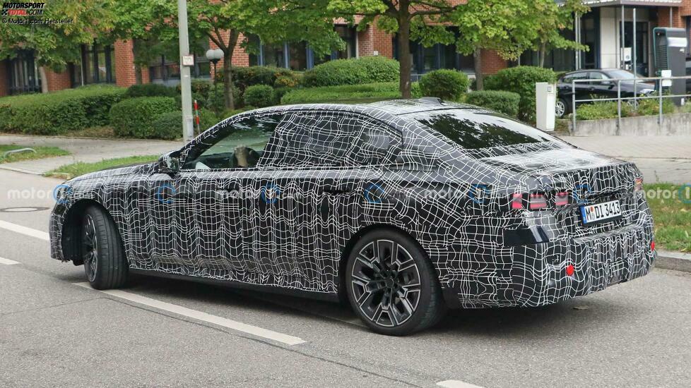 BMW 5er (2023) mit weniger Tarnung erwischt