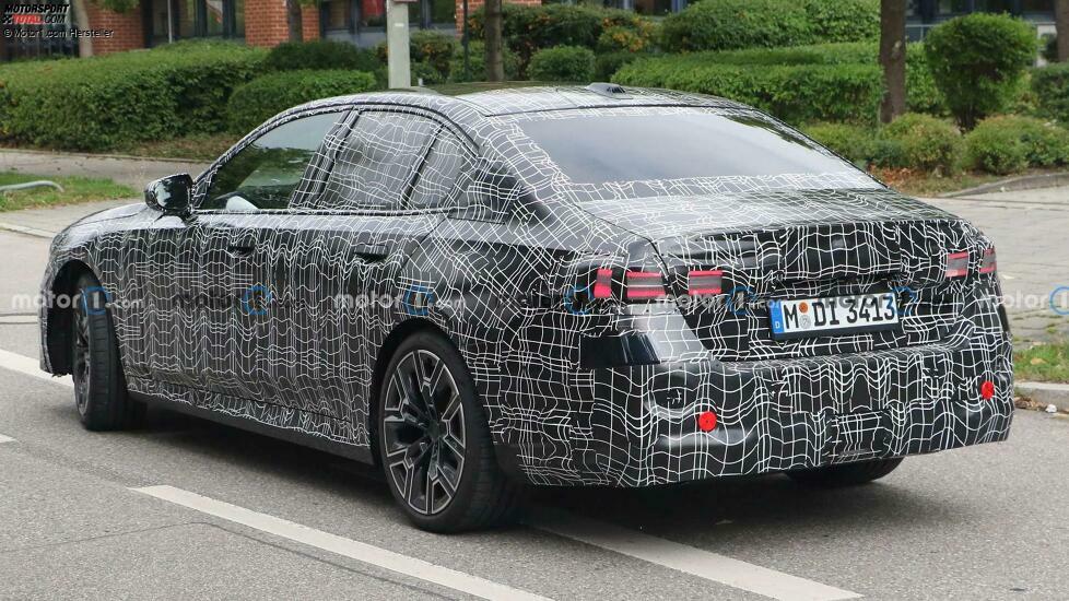 BMW 5er (2023) mit weniger Tarnung erwischt