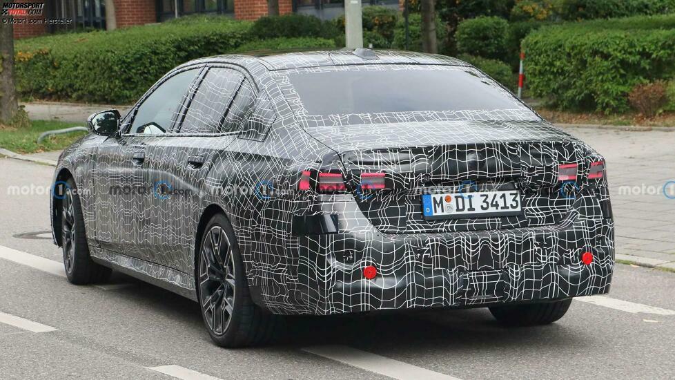 BMW 5er (2023) mit weniger Tarnung erwischt