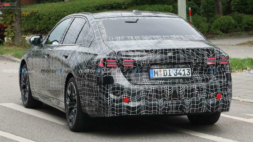 BMW 5er (2023) mit weniger Tarnung erwischt