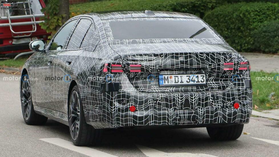 BMW 5er (2023) mit weniger Tarnung erwischt