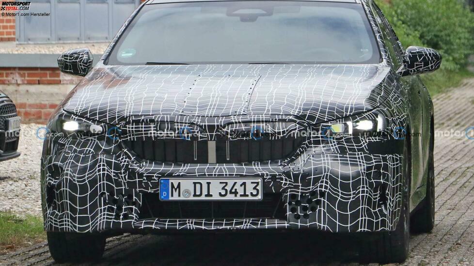 BMW 5er (2023) mit weniger Tarnung erwischt