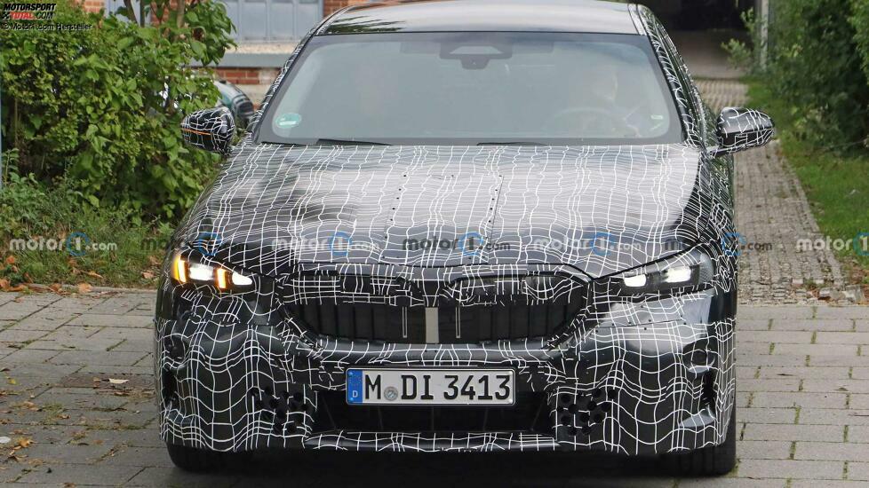 BMW 5er (2023) mit weniger Tarnung erwischt