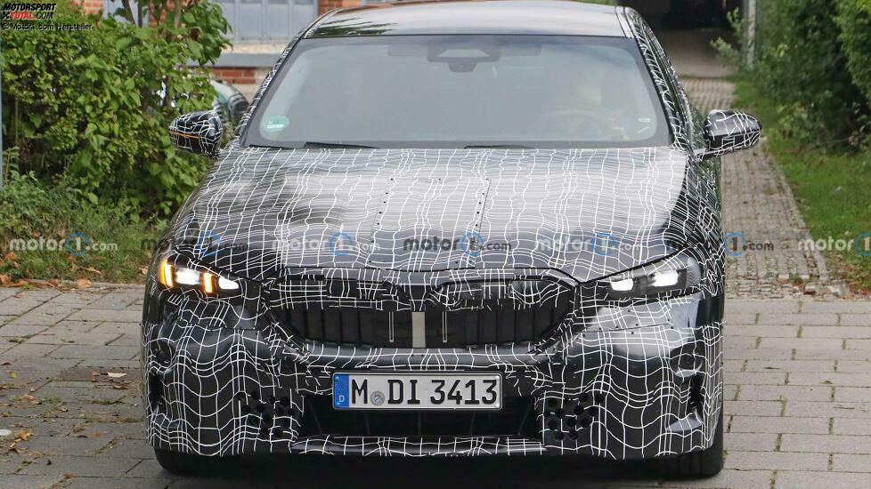 BMW 5er (2023) mit weniger Tarnung erwischt