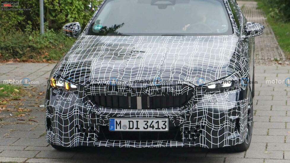 BMW 5er (2023) mit weniger Tarnung erwischt