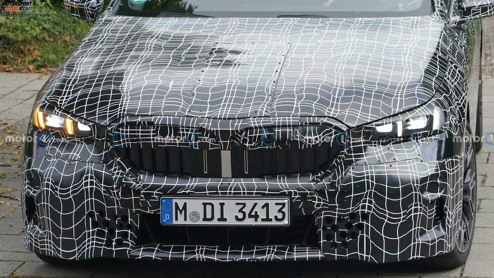 BMW 5er (2023) mit weniger Tarnung erwischt