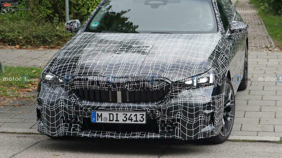BMW 5er (2023) mit weniger Tarnung erwischt