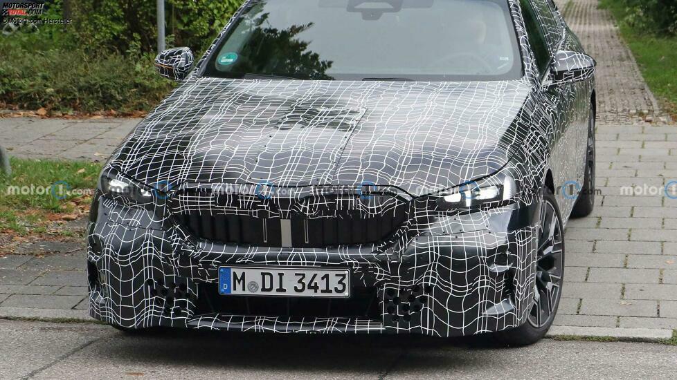 BMW 5er (2023) mit weniger Tarnung erwischt