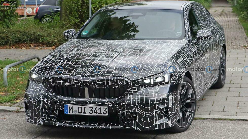 BMW 5er (2023) mit weniger Tarnung erwischt