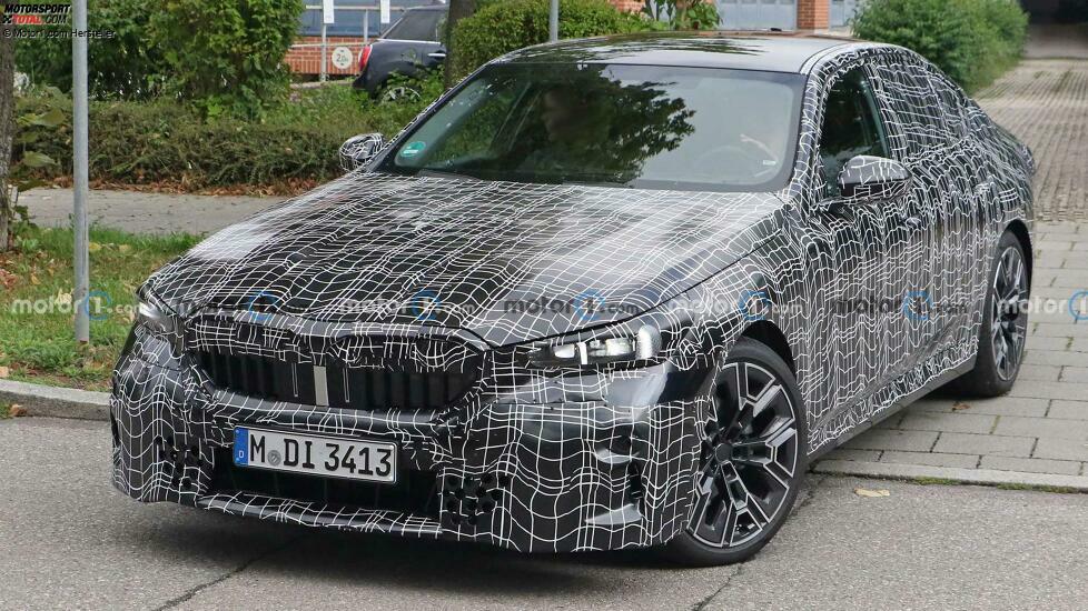 BMW 5er (2023) mit weniger Tarnung erwischt