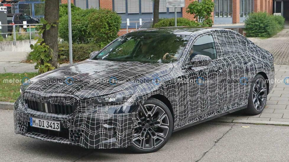 BMW 5er (2023) mit weniger Tarnung erwischt