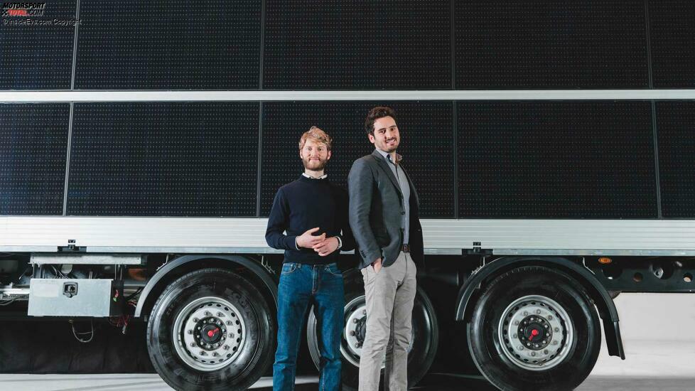 Die Sono-Gründer mit dem Solar-LKW