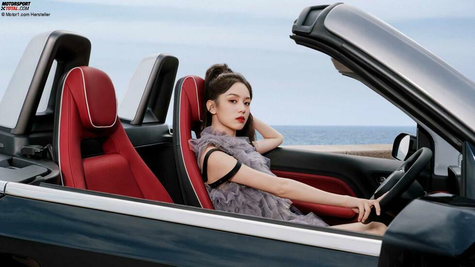 Wuling Hong Guang Mini EV Cabrio Nahaufnahme mit Frau am Steuer