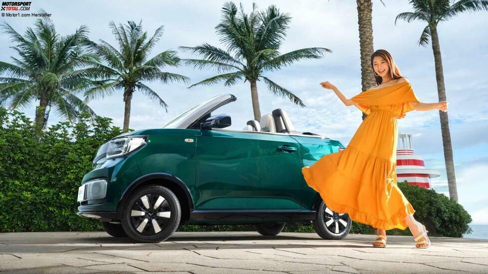 Wuling Hong Guang Mini EV Cabrio außen mit Frau posiert daneben