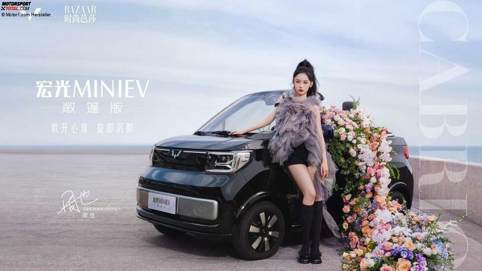 Wuling Hong Guang Mini EV Cabrio mit posierender Frau