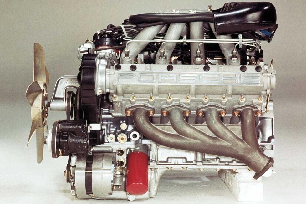 Gut 25 Jahre vor dem Cayenne baute Porsche seinen ersten Achtzylinder für den neuen 928, der damals den 911 ablösen sollte ...