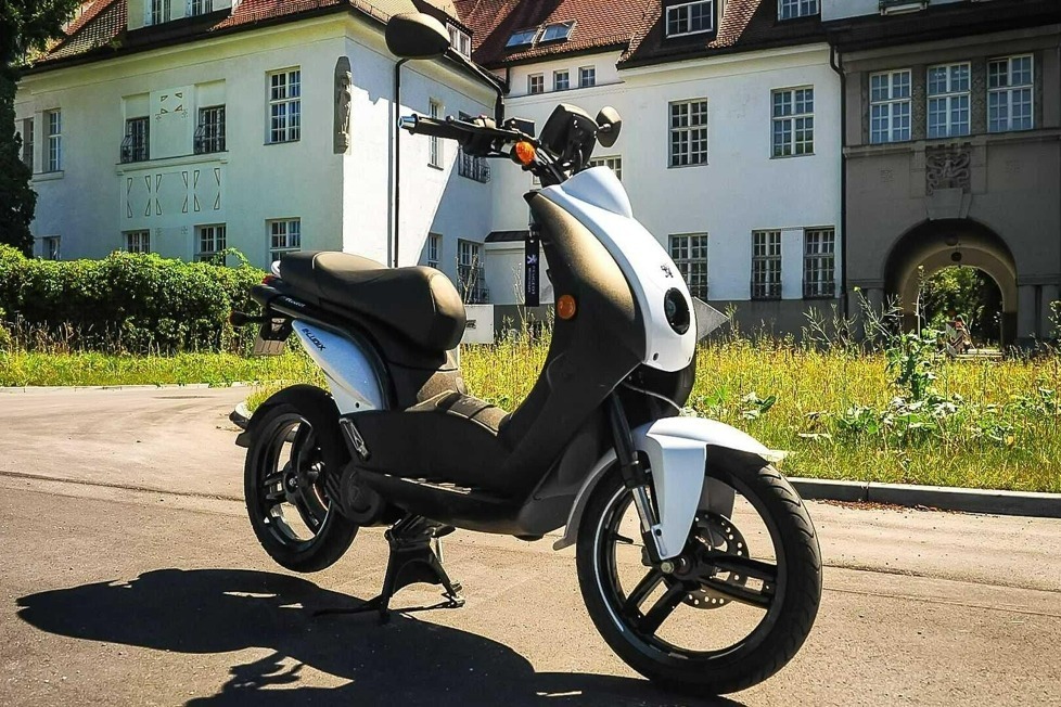 Mit zwei Akkus bis zu 112 km Reichweite, mit einem Akku Platz für einen Jethelm
