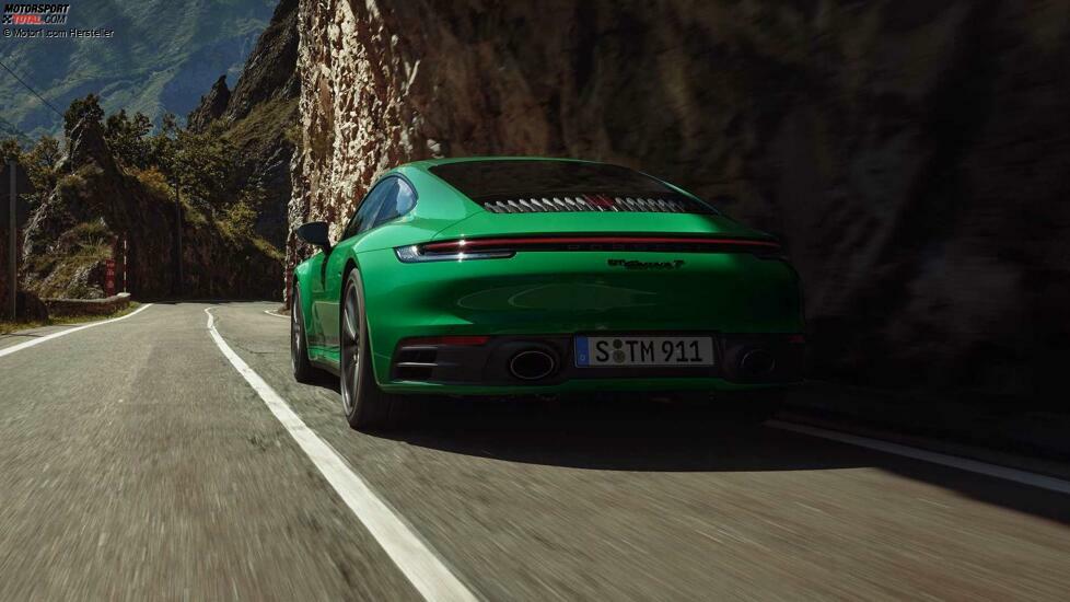 2023 Porsche 911 Carrera T In Pythongrün auf der Straße