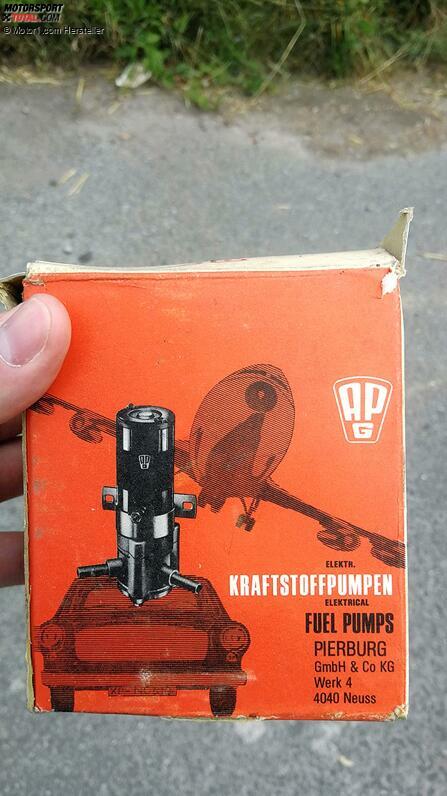 Während der Fahrt streikt die Benzinpumpe. Zum Glück findet sich im Kofferraum noch ein altes Original-Ersatzteil