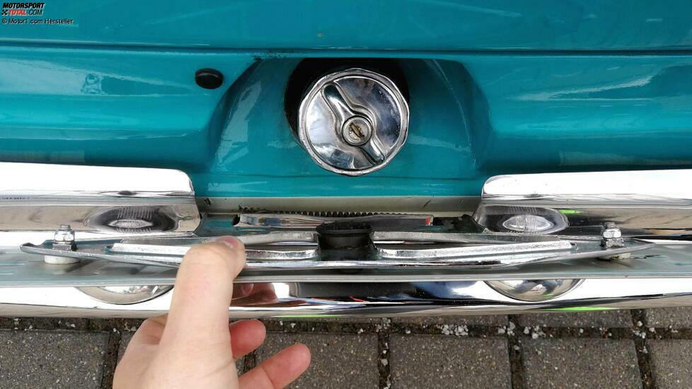 Um an den Tankdeckel am Heck zu gelangen, muss das Nummernschild vorgeklappt werden