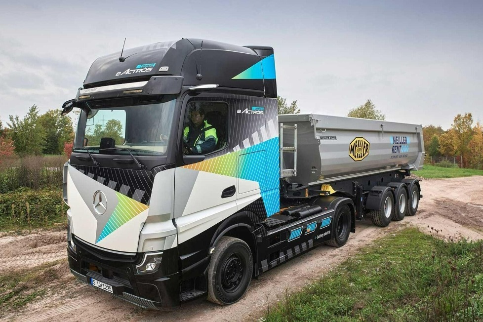 eActros LongHaul mit Kipp-Auflieger und elektrischer Beton-Fahrmischer auf der Bauma zu sehen
