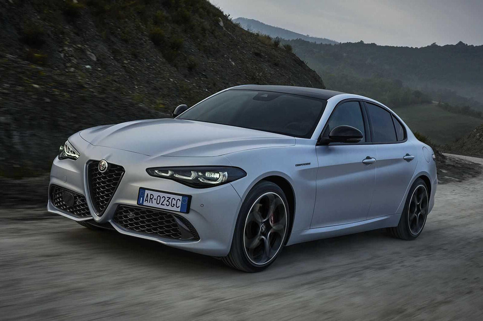Endlich bekommen Giulia und Stelvio eine sichtbare Modellpflege: Neben geänderten Leuchten wird das Cockpit komplett digital