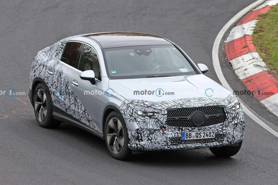 Hier dürfte es sich um eine sehr akkurate Vorschau auf das kommende SUV aus Stuttgart handeln ...