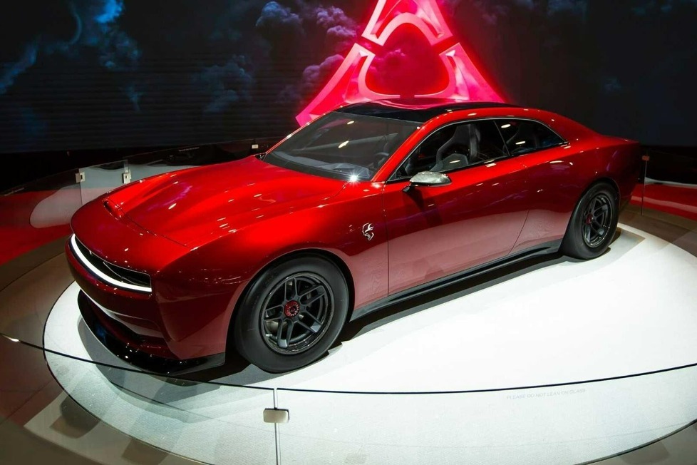 Außerdem verpasst Dodge seiner Elektro-Studie die Farbe Stryker Red , Carbon-Felgen und Drag-Reifen