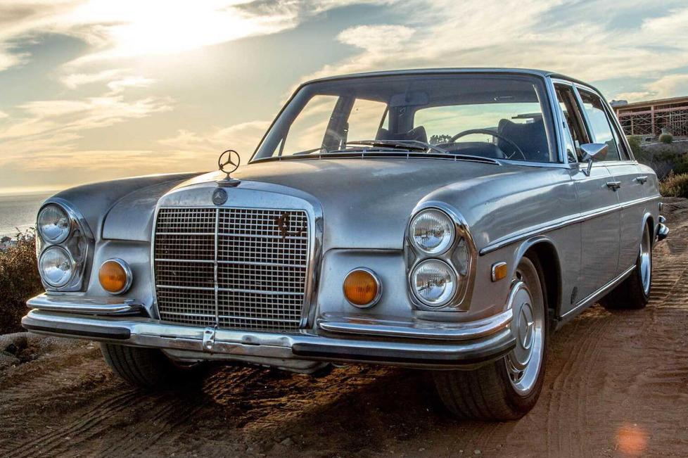 In der Baureihe 109 von Mercedes gab es eigentlich bereits ab Werk genügend V8-Motoren: Trotzdem wurde diesem 300 SEL ein Corvette-Aggregat eingepflanzt