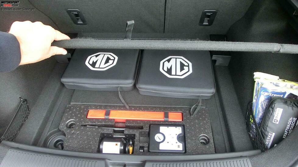 MG4 Electric: 2 Taschen mit Ladekabeln und Reifenkit unter dem Ladeboden