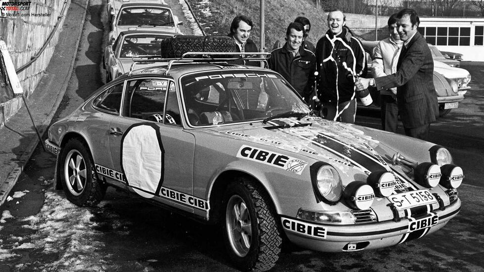 1971: Abfahrt mit dem 911 S 2,2 Coupé zur Rallye Monte Carlo vom Porsche-Werk 2 in Stuttgart-Zuffenhausen. Rechts Rico Steinemann, in der Mitte Björn Waldegaard und links Gérard Larrousse.