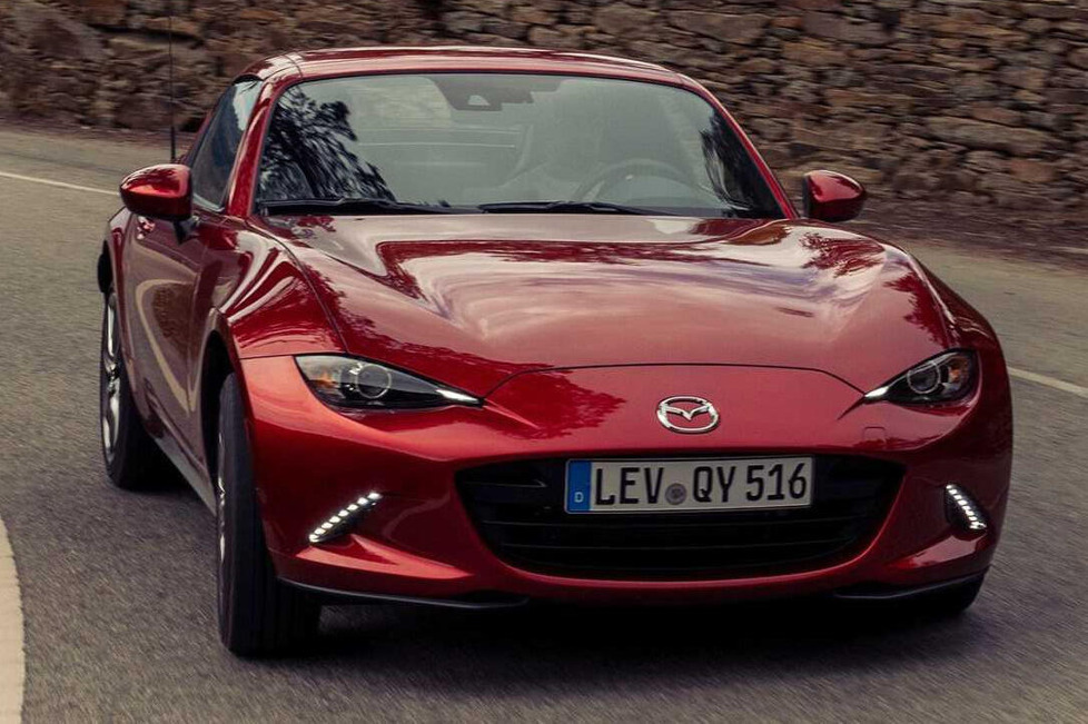 Demnächst geht der Mazda MX-5 (ND) in sein achtes Jahr: Um den Roadster frisch zu halten, gibt es neue Farben und die Automatik kehrt zurück