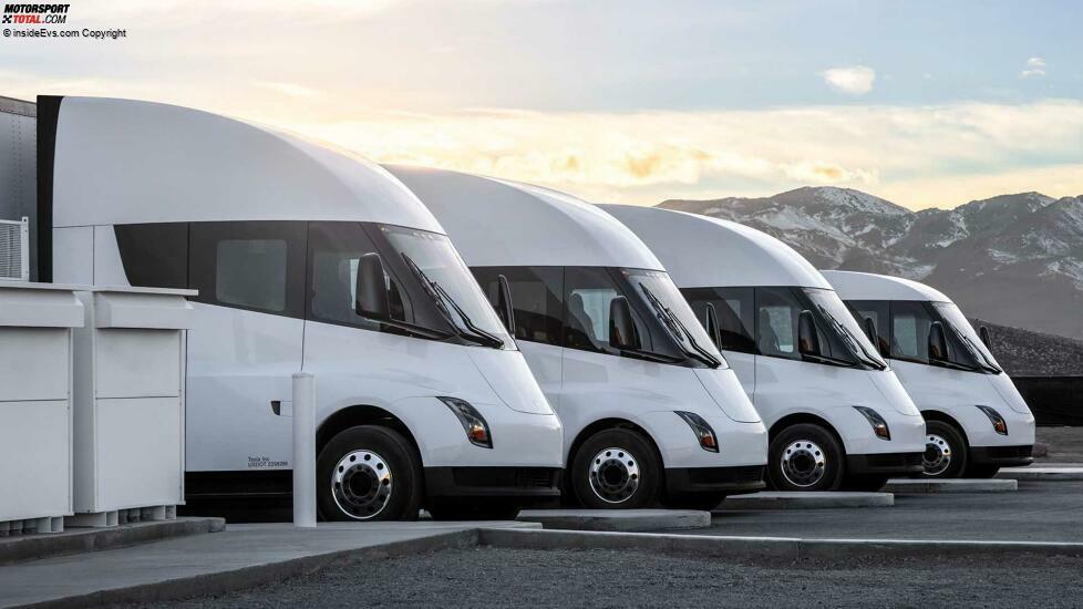 Tesla Semi-Trucks an einer Schnellladestation (Megacharging) in der Gigafactory 1 in Nevada