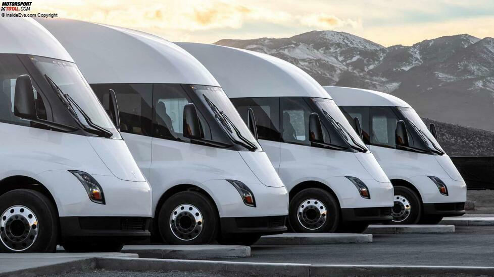 Tesla Semi-Trucks an einer Schnellladestation (Megacharging) in der Gigafactory 1 in Nevada