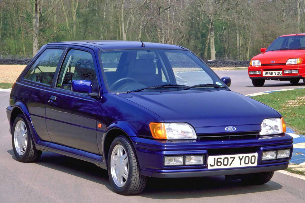 Knapp 13 Jahre lang basierte der Ford Fiesta auf der gleichen Plattform: Mit dem erfolgreichen Modell von 1989 wurde alles anders und es gab endlich fünf Türen